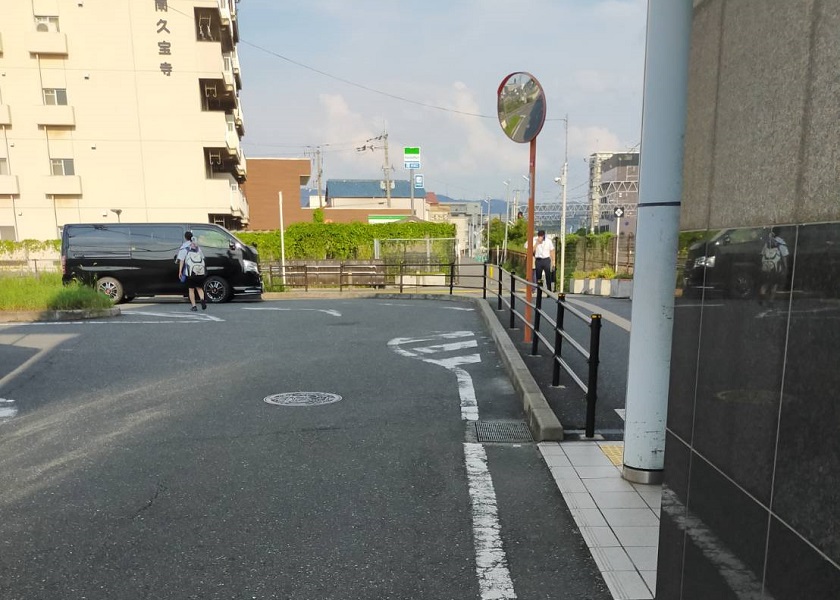 右側の歩道